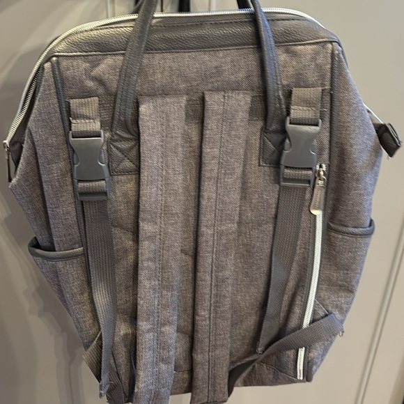 Bananafish Diaper Bag Rylie Backpack grey NWOT Stroller Attachment Insulated - Picture 4 of 7